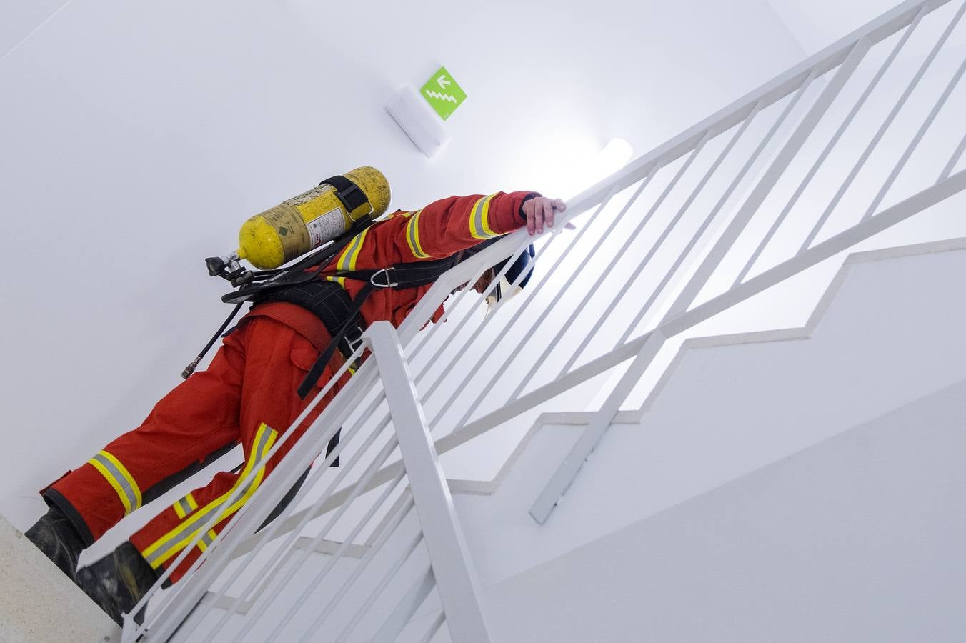 Los bomberos toman la Torre Sevilla