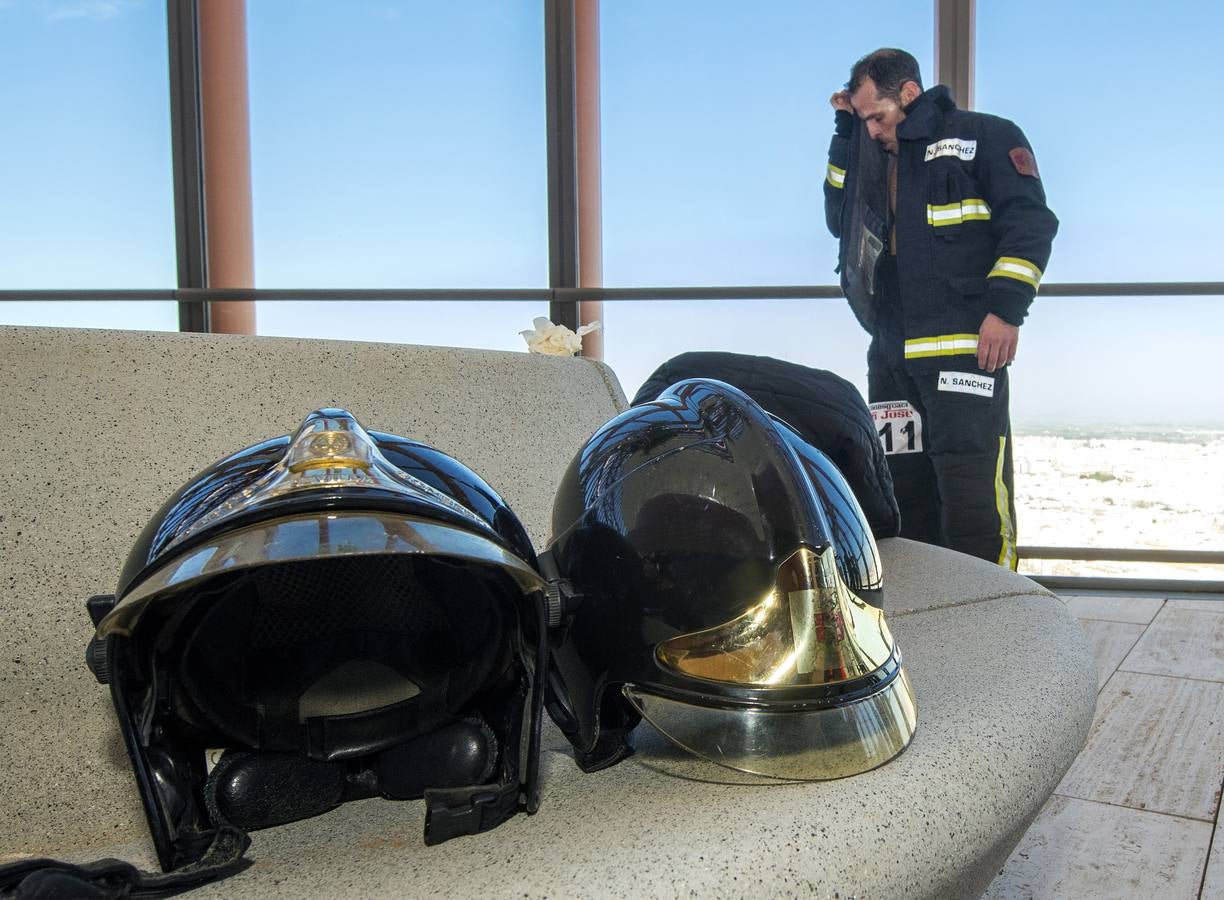 Los bomberos toman la Torre Sevilla