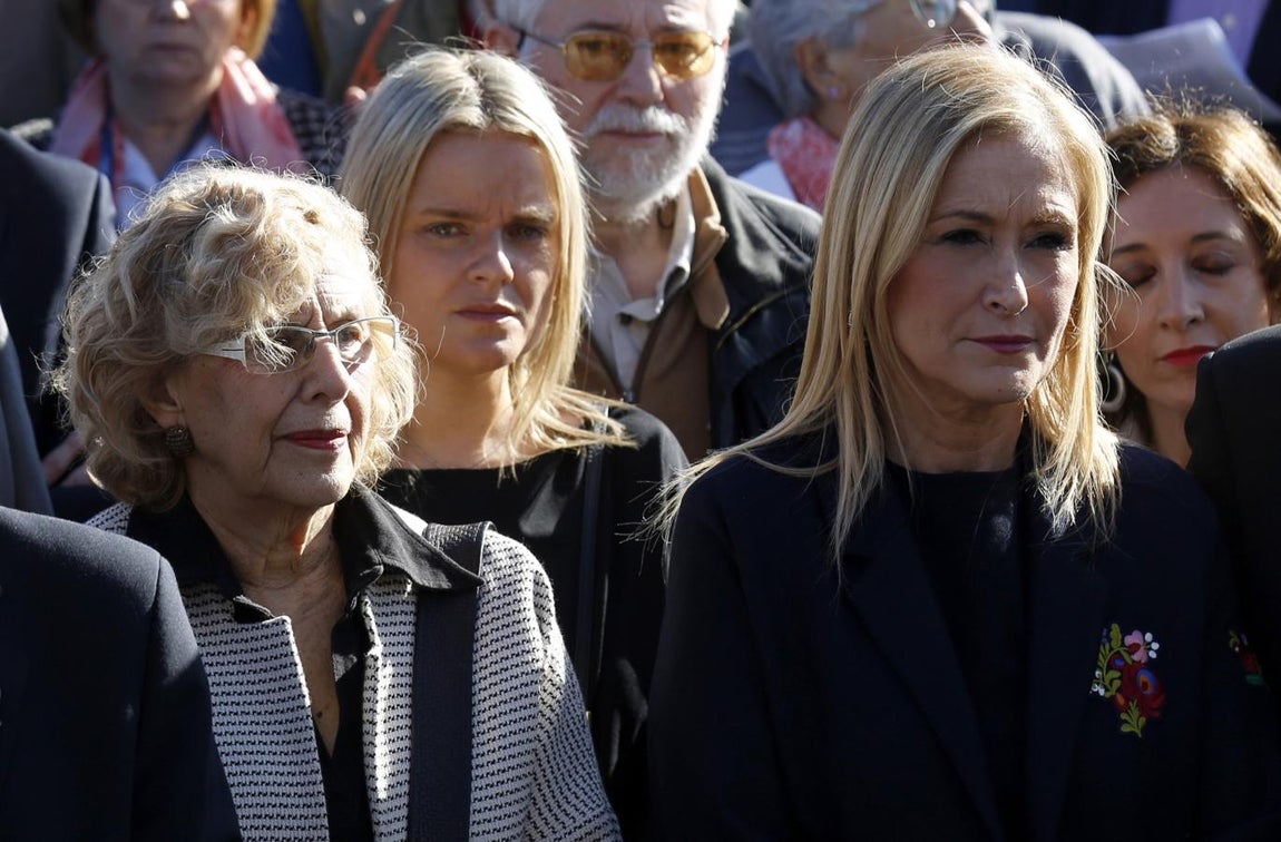 La presidenta de la Comunidad de Madrid, Cristina Cifuentes (d); la alcaldesa de la capital, Manuela Carmena (i), y la presidenta de la Fundación Víctimas del Terrorismo, Mar Blanco (c), durante el homenaje en recuerdo de las víctimas. EFE