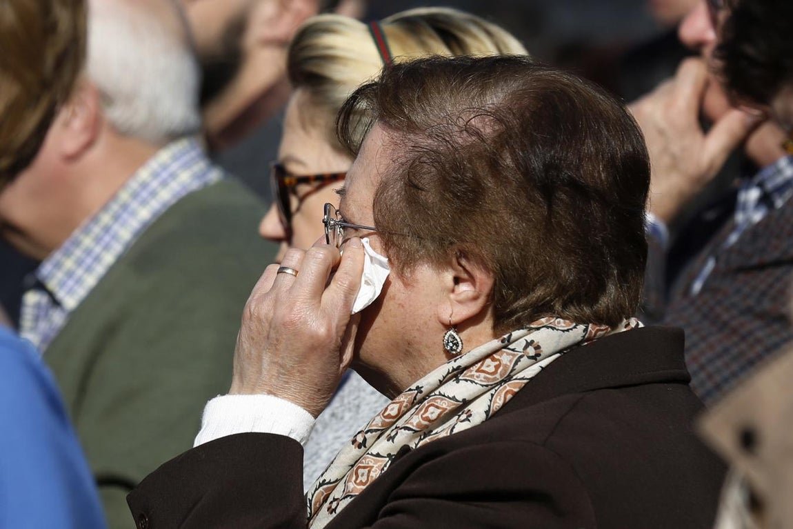 na mujer llora durante el homenaje en recuerdo de las víctimas de los atentados del 11 de marzo de 2004, en la estación de Atocha, donde explosionó uno de los trenes. EFE