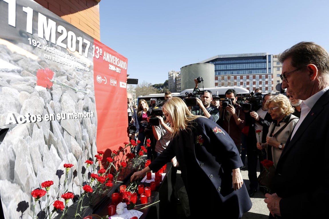 La presidenta de la Comunidad de Madrid, Cristina Cifuentes (i), y la alcaldesa de la capital, Manuela Carmena (2-d), durante la ofrenda floral en el homenaje. EFE