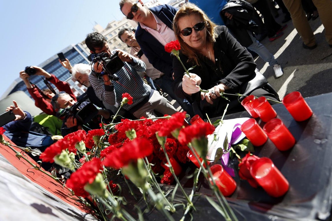 La expresidenta de la Asociación 11M Víctimas del Terrorismo, Pilar Manjón, madre del joven Daniel, uno de los fallecidos en el atentado, durante la ofrenda floral en el homenaje en recuerdo de las víctimas de los atentados del 11 de marzo de 2004. EFE