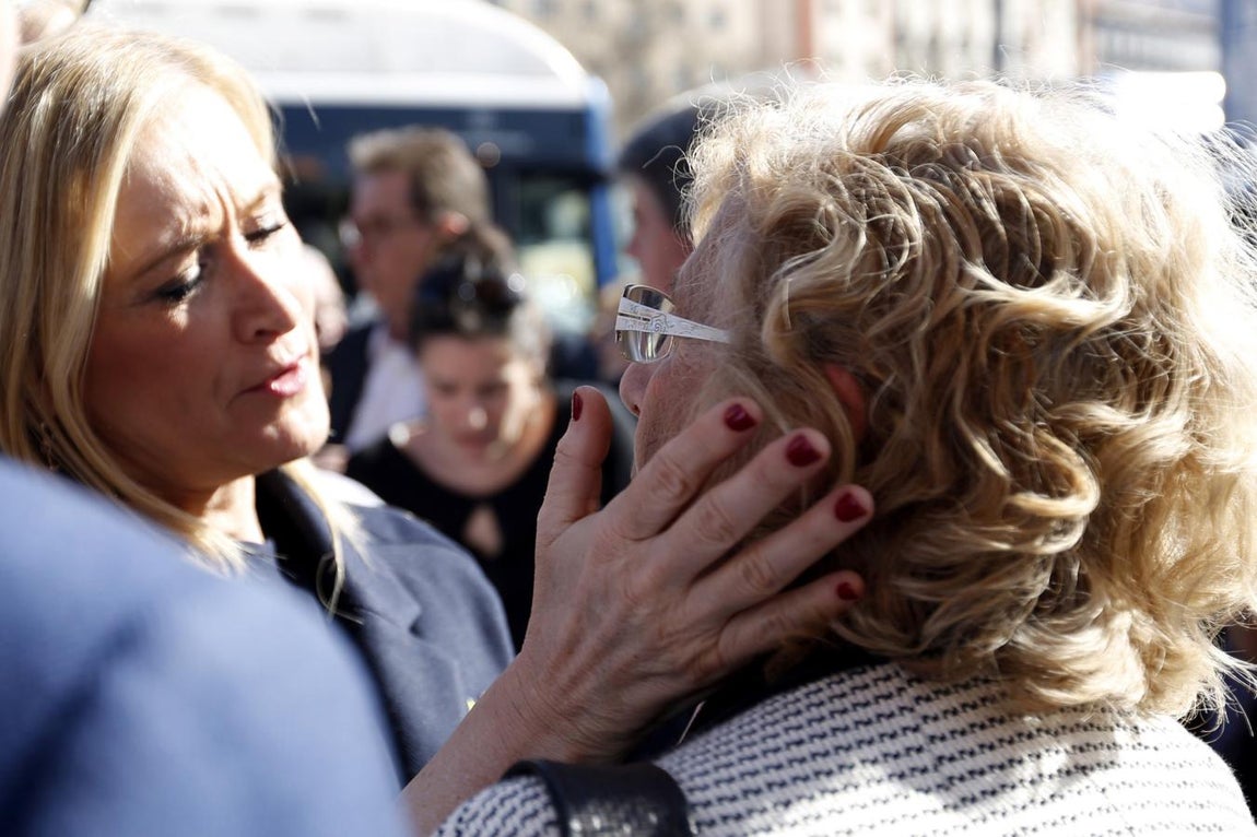La presidenta de la Comunidad de Madrid, Cristina Cifuentes (i), y la alcaldesa de la capital, Manuela Carmena, durante el homenaje en recuerdo de las víctimas. EFE