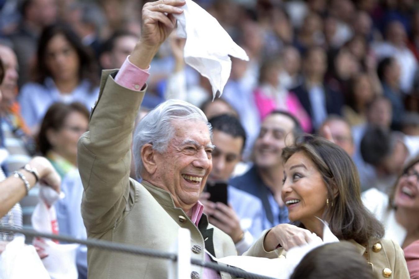 Vargas Llosa con Isabel Preysler. 