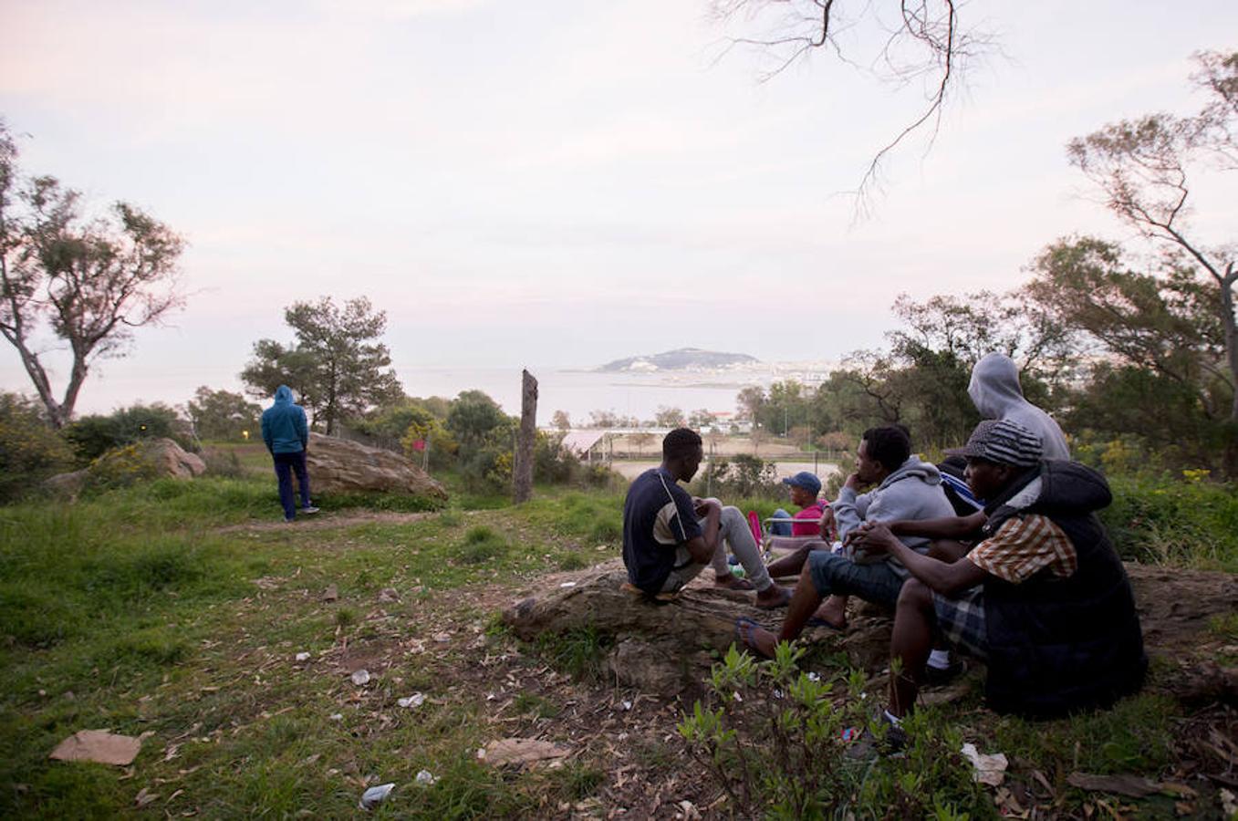 Jóvenes de Costa de Marfil en los alrededores del CETI. 