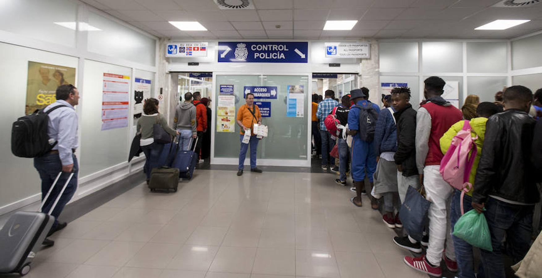 90 migrantes subsaharianos embarcan en la estación marítima con destino a distintos centros de la península. 