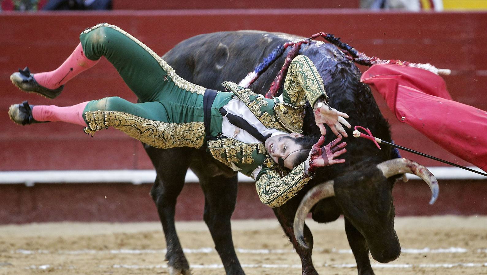 Imágenes del espantoso percance de Juan José Padilla en Valencia