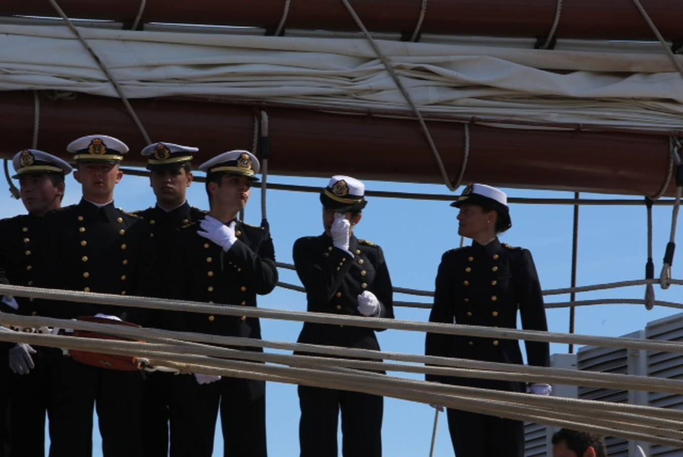 Cádiz despide al buque &#039;Juan Sebastián Elcano&#039;