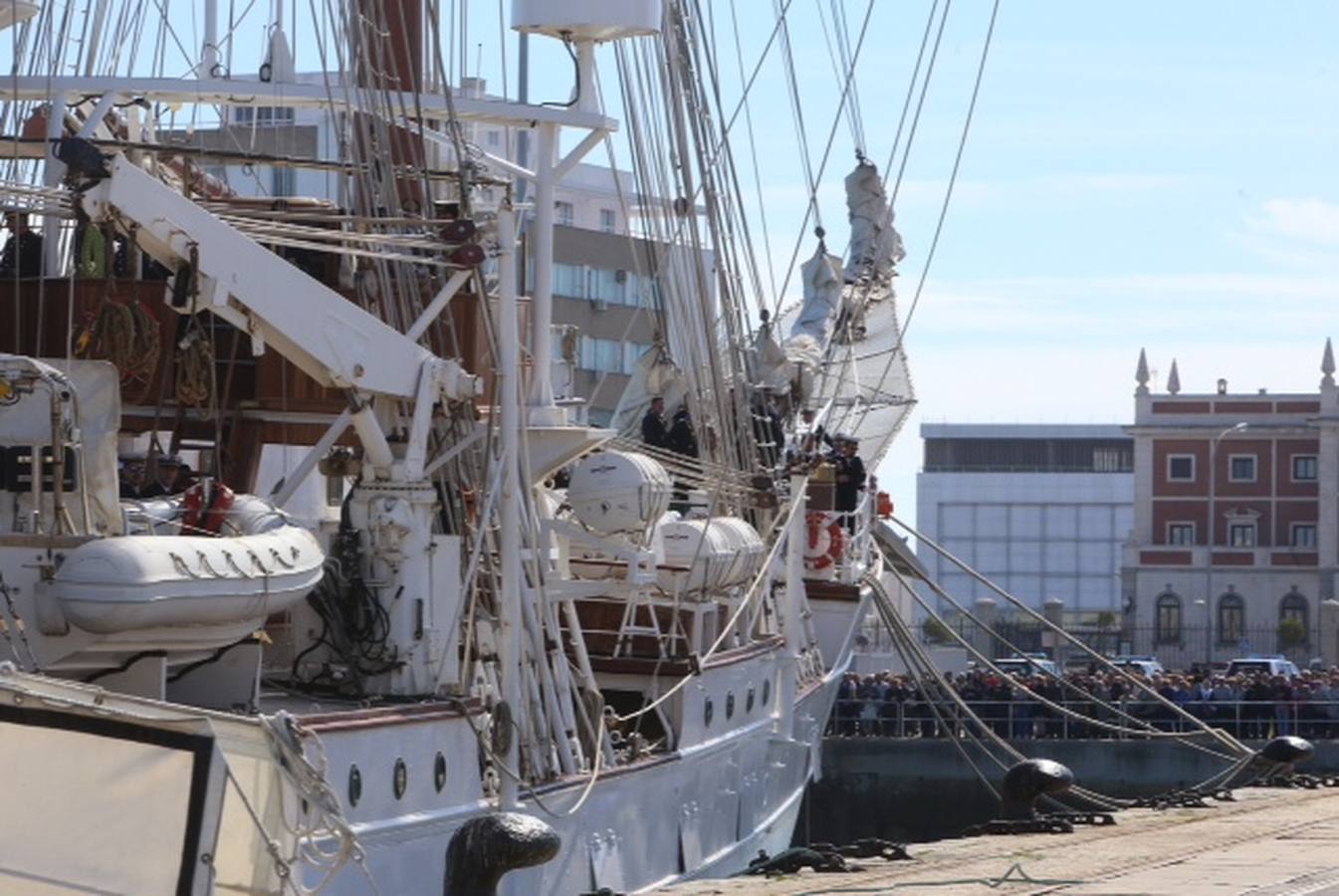 Cádiz despide al buque &#039;Juan Sebastián Elcano&#039;