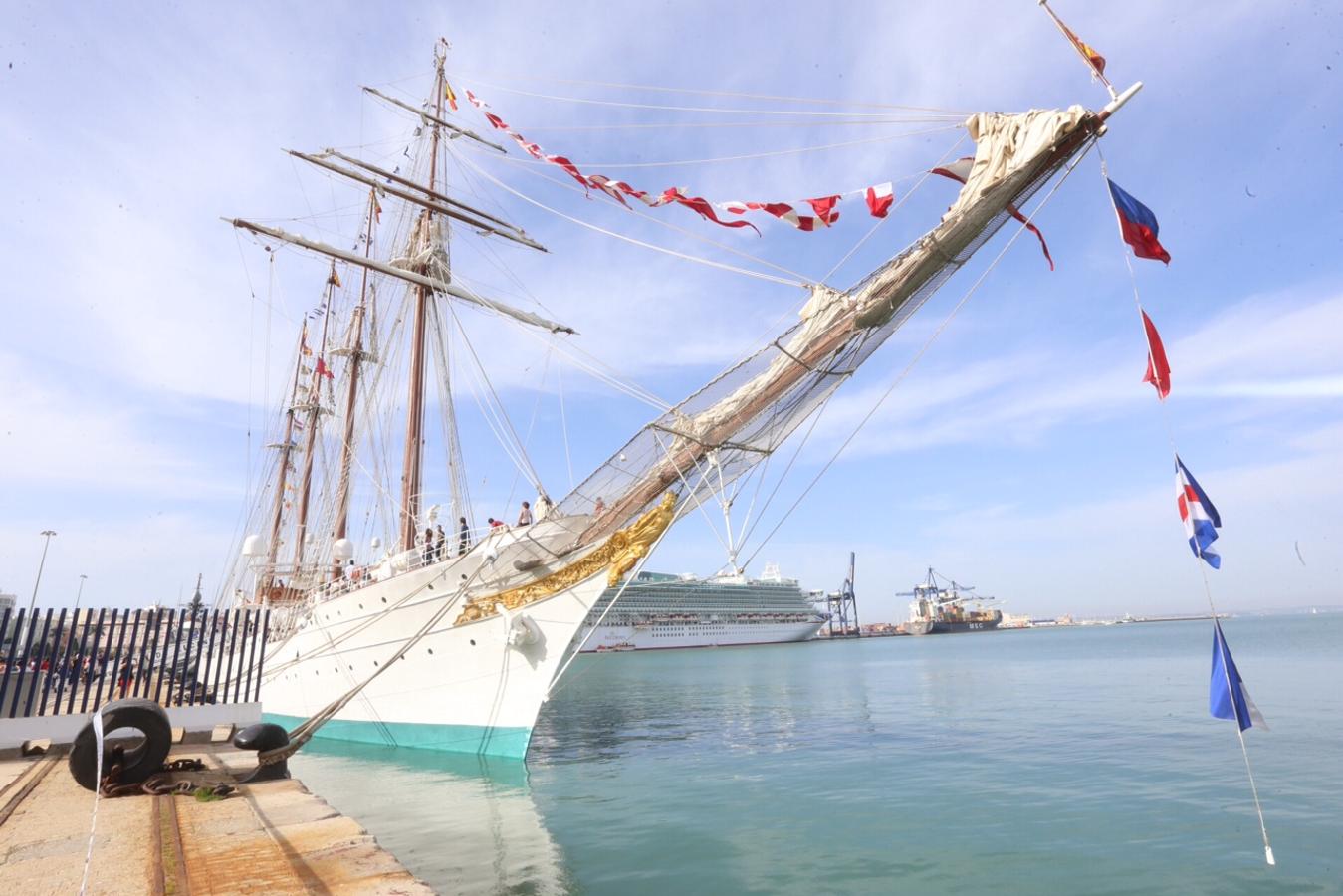 Jornadas de puertas abiertas del Juan Sebastián Elcano en Cádiz