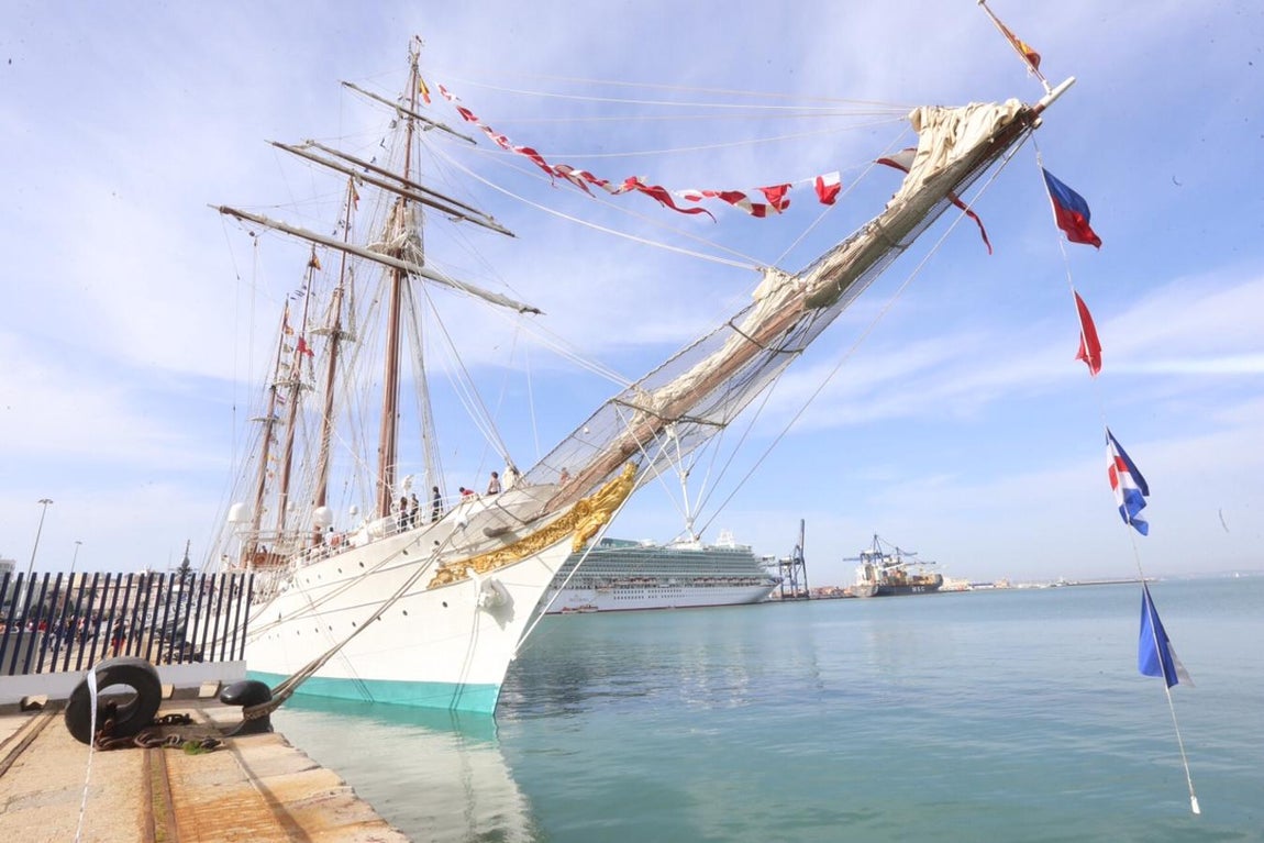 Jornadas de puertas abiertas del Juan Sebastián Elcano en Cádiz