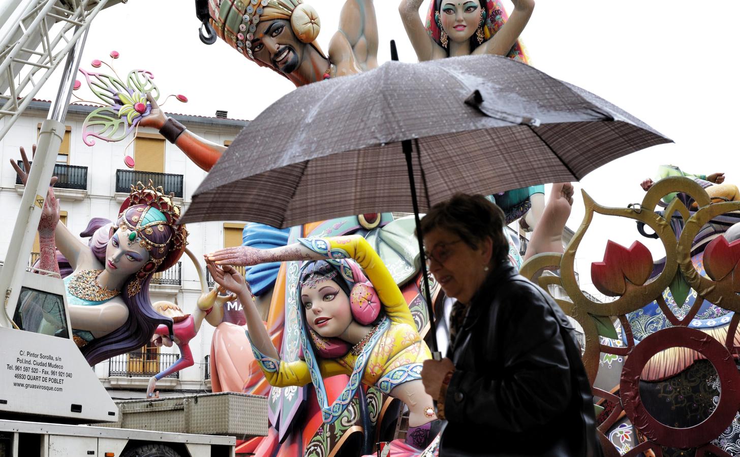 La lluvia retrasa la platà de las fallas. 