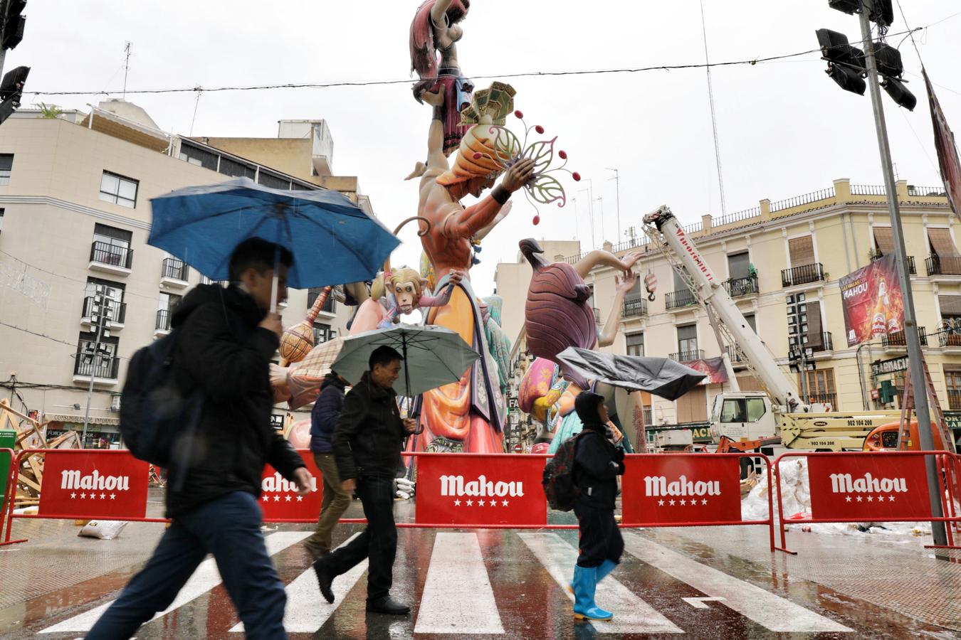 La lluvia retrasa la platà de las fallas