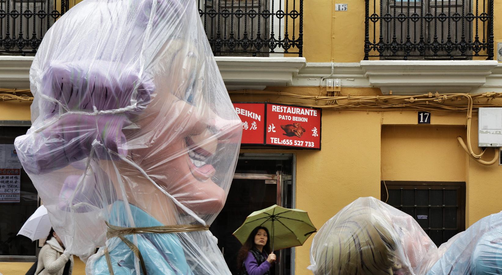 La lluvia retrasa la platà de las fallas. 