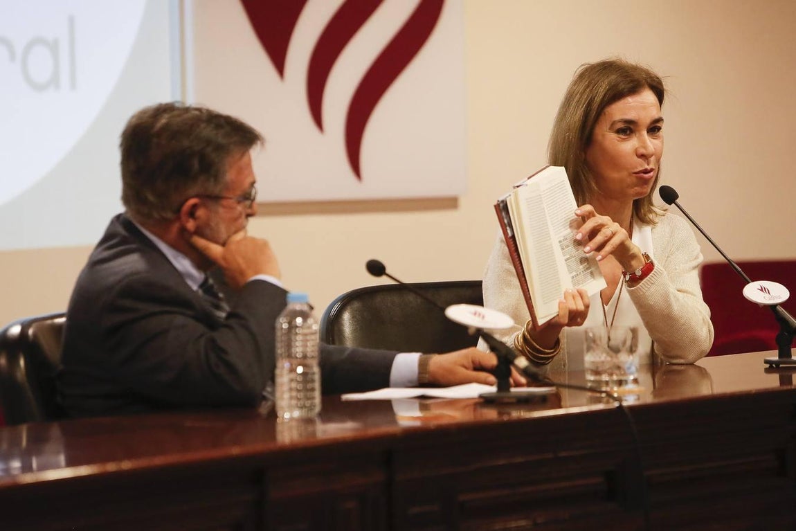 La presencia de Carmen Posadas en el Foro Cultural de ABC, en imágenes