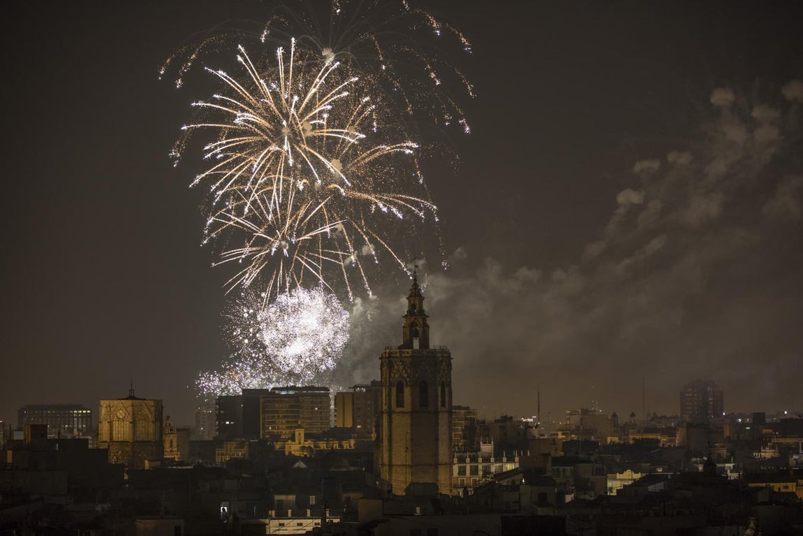 L'Alba de les Falles en el paseo de la Alameda. 