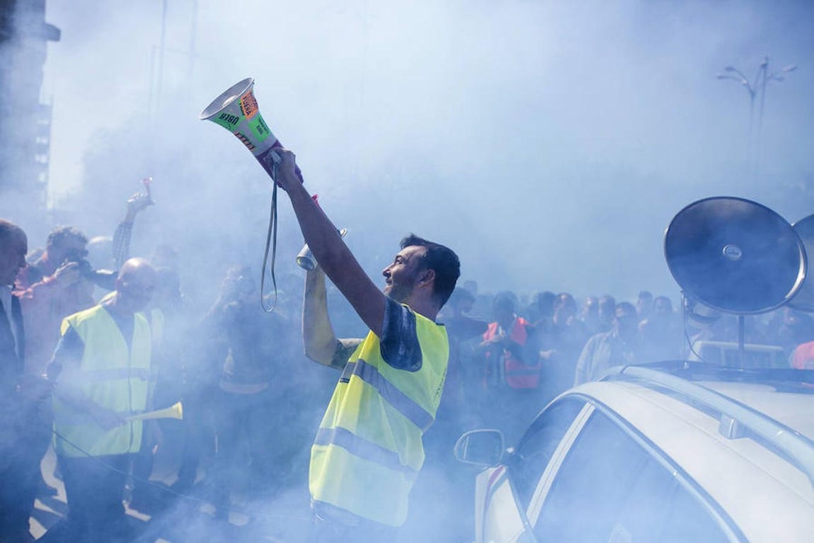 Los taxistas se han concentrado para protestar por la irrupción de Uber y Cabify y por la progresiva liberalización del sector. 