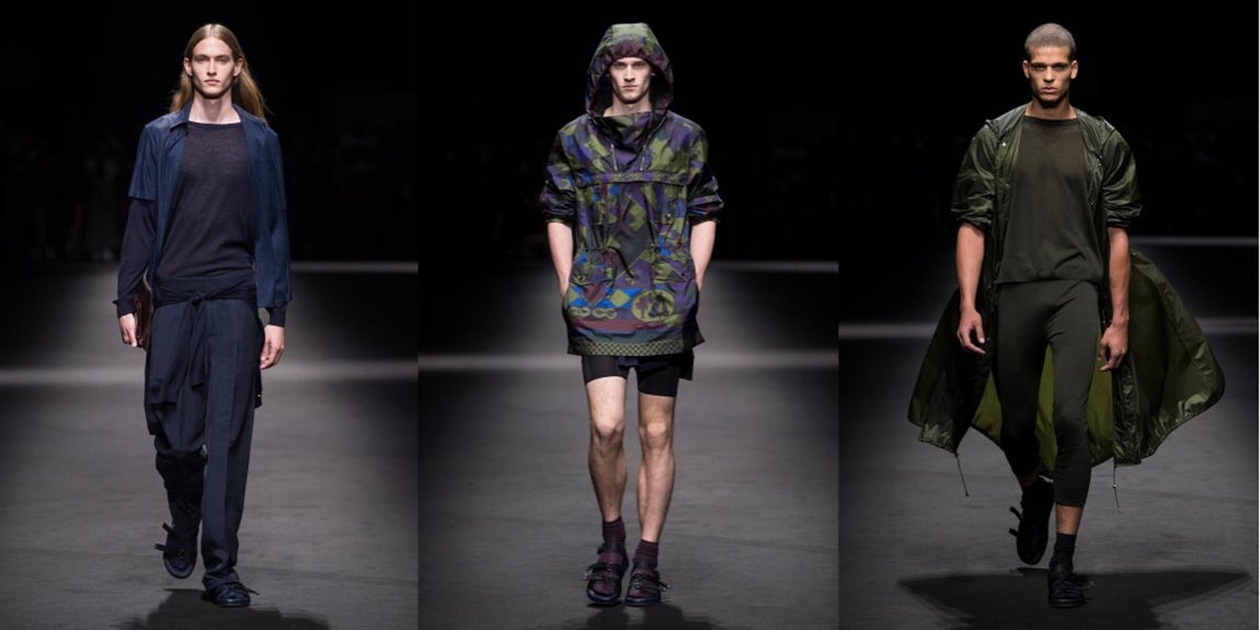 Sporty Chic. Rayas laterales, sudaderas, deportivas, bermudas... Una de las tendencias más informales por excelencia, saca su vertiente más chic de la mano de Versace para proponer un hombre deportivo pero elegante con looks monocolor, sobrios y con un punto desenfadado aunque aptos para mucho más que hacer deporte. Líneas cuidadas, tejidos fluidos y la comodidad como máximo referente.