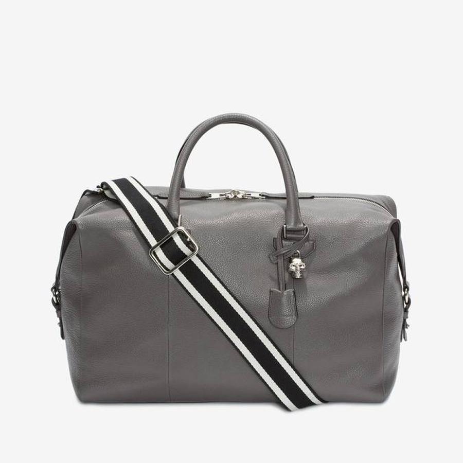 Bolsa de viaje en piel gris con asa de tela (1.695€)