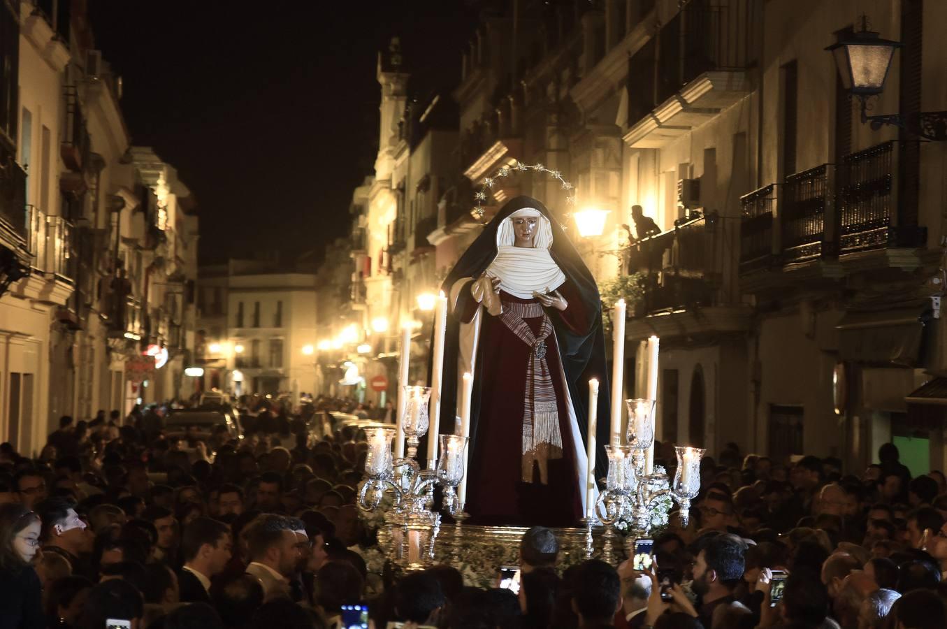 El traslado de la Esperanza de Triana a Santa Ana, en fotos