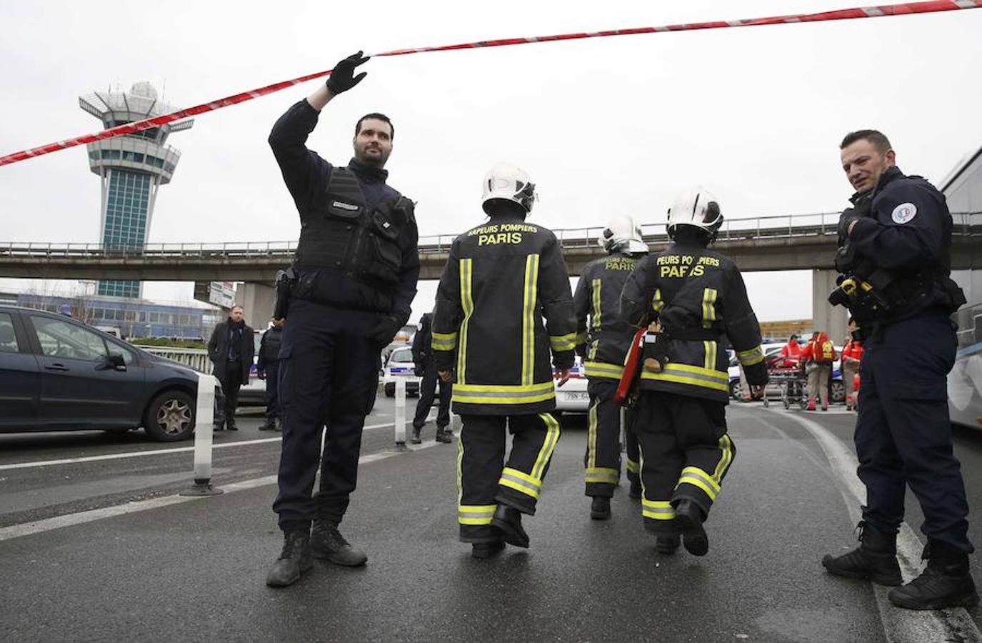 El aeropuerto de París-Orly recupera la normalidad del tráfico aéreo tras el ataque a una militar