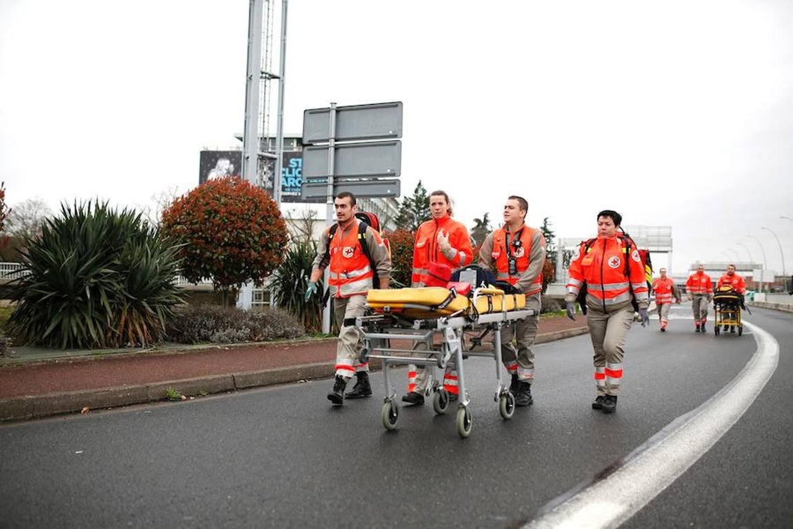 Miedo y desinformación en el aeropuerto de París-Orly tras el ataque