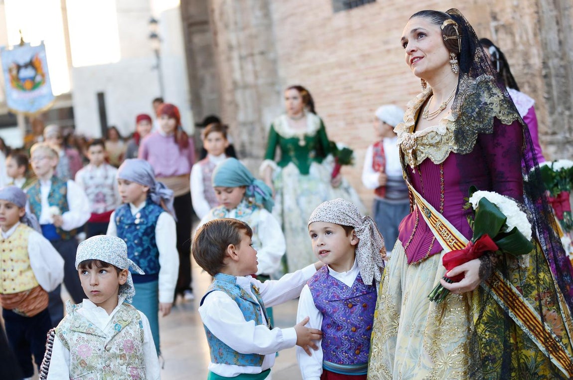 Ofrenda de flores a la Virgen. 
