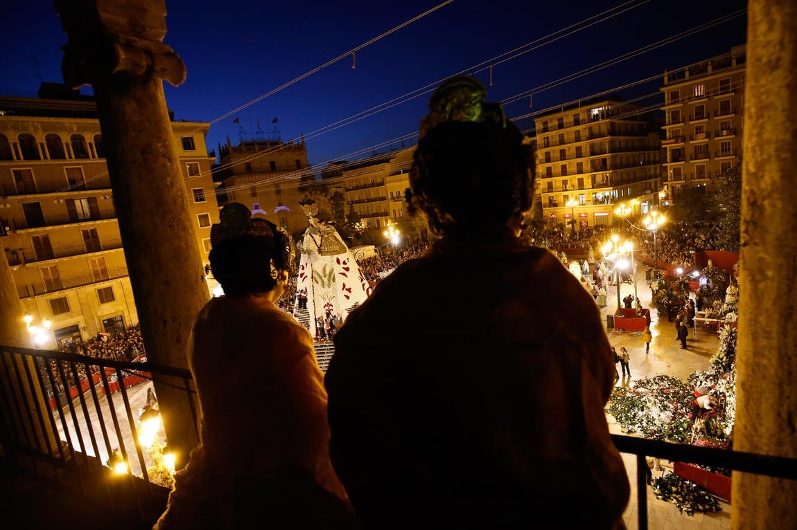 Ofrenda de flores a la Virgen. 