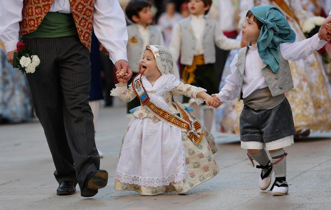Ofrenda de flores a la Virgen. 