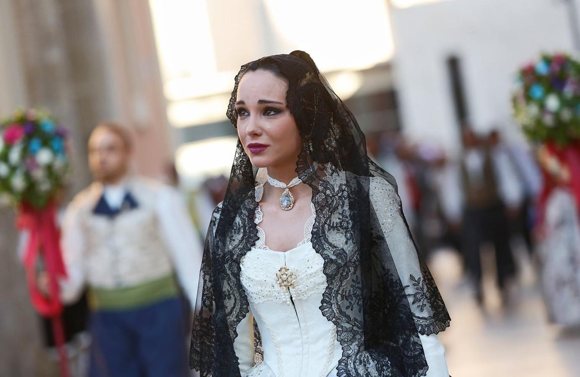 Ofrenda de flores a la Virgen. 
