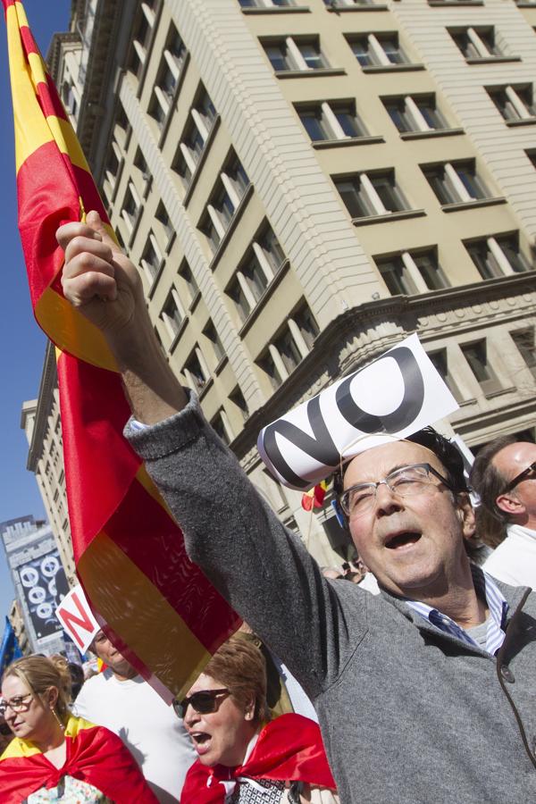 Imagenes de la manifestación celebrada este domingo en Barcelona contra el «golpe separatista» en Cataluña