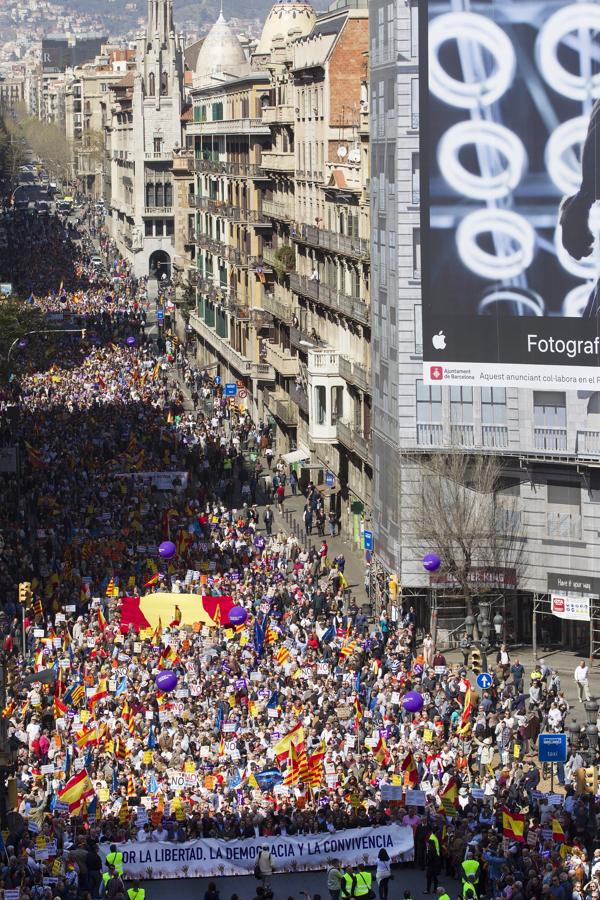 Imagenes de la manifestación celebrada este domingo en Barcelona contra el «golpe separatista» en Cataluña