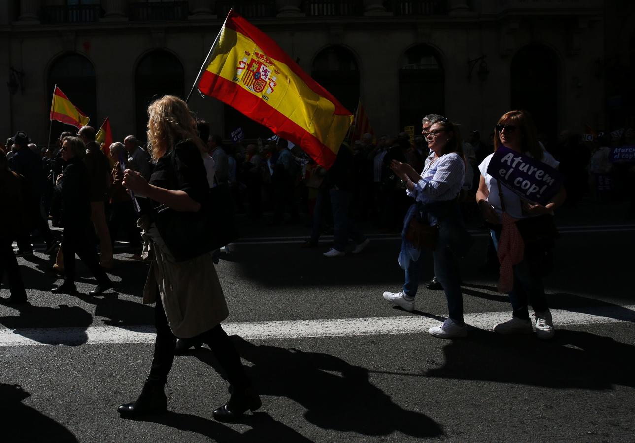 Imagenes de la manifestación celebrada este domingo en Barcelona contra el «golpe separatista» en Cataluña