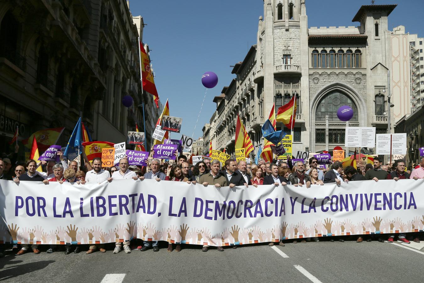 Imagenes de la manifestación celebrada este domingo en Barcelona contra el «golpe separatista» en Cataluña