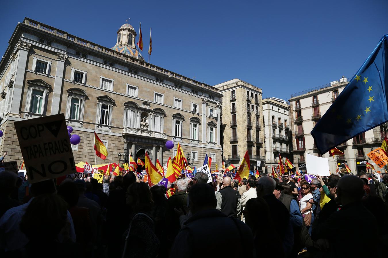 Imagenes de la manifestación celebrada este domingo en Barcelona contra el «golpe separatista» en Cataluña