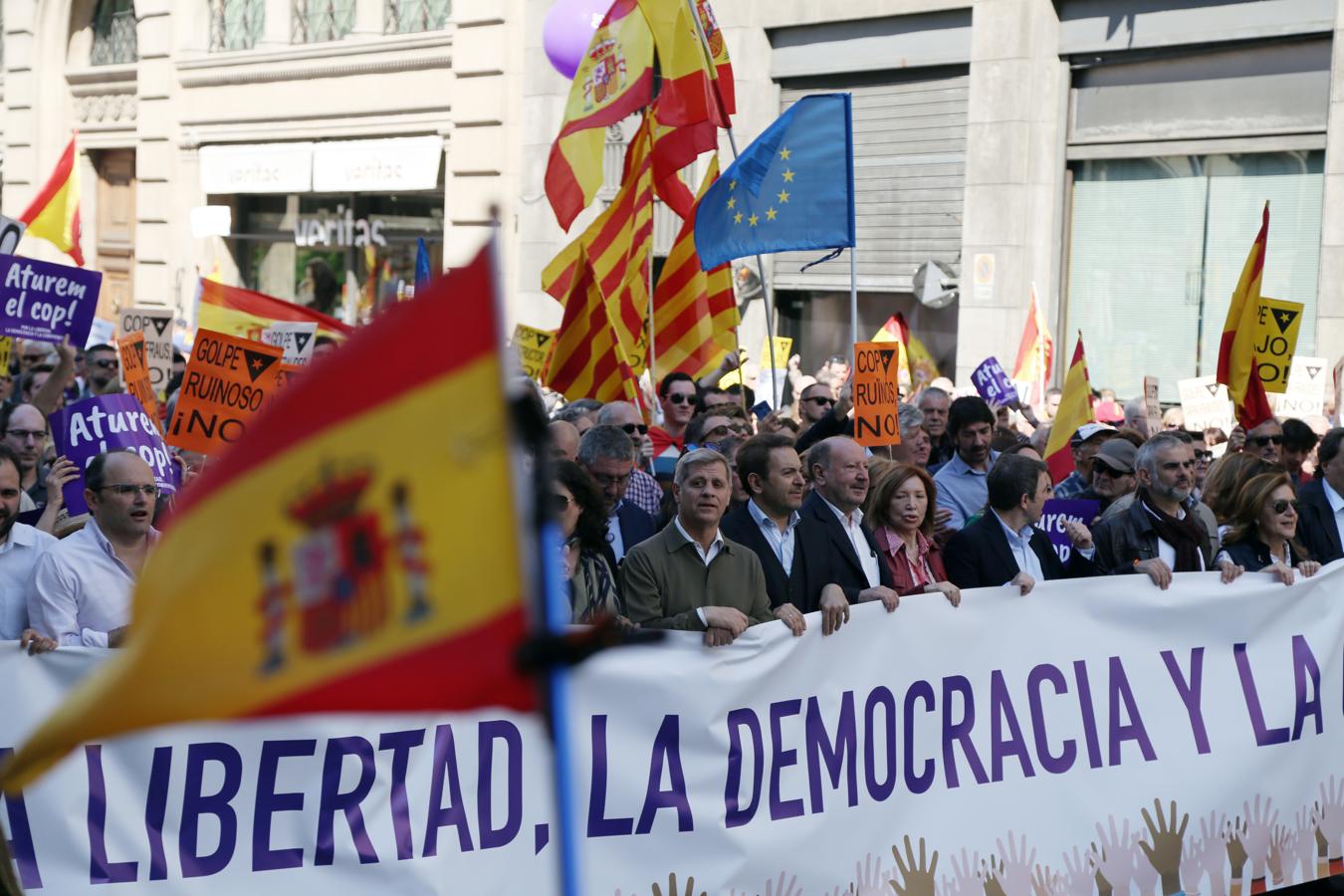 Imagenes de la manifestación celebrada este domingo en Barcelona contra el «golpe separatista» en Cataluña