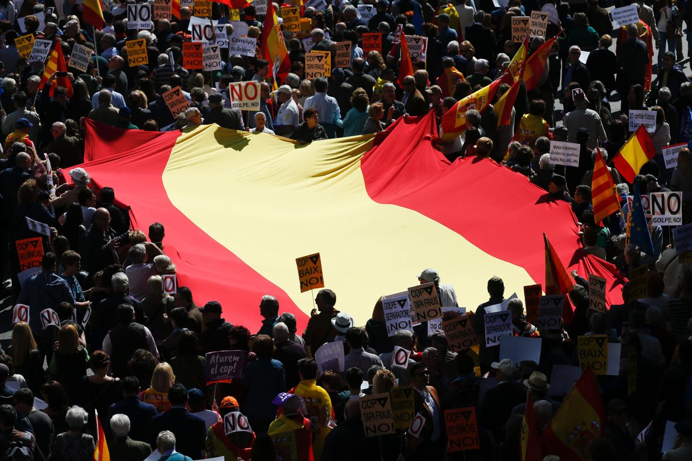 Imagenes de la manifestación celebrada este domingo en Barcelona contra el «golpe separatista» en Cataluña