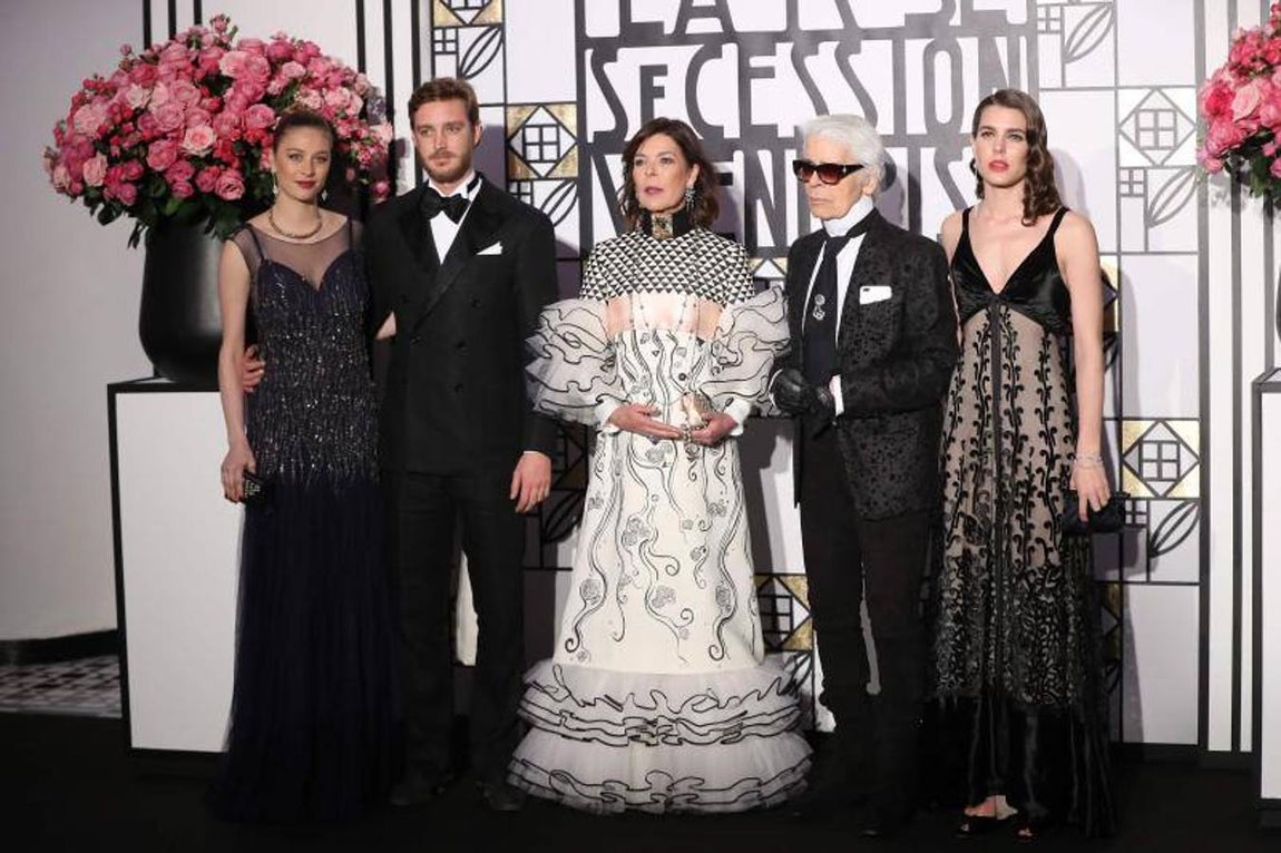 Carolina de Mónaco junto a sus hijos y Karl Lagerfeld. 