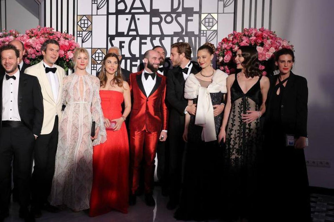 Invitados al Baile de la Rosa. 