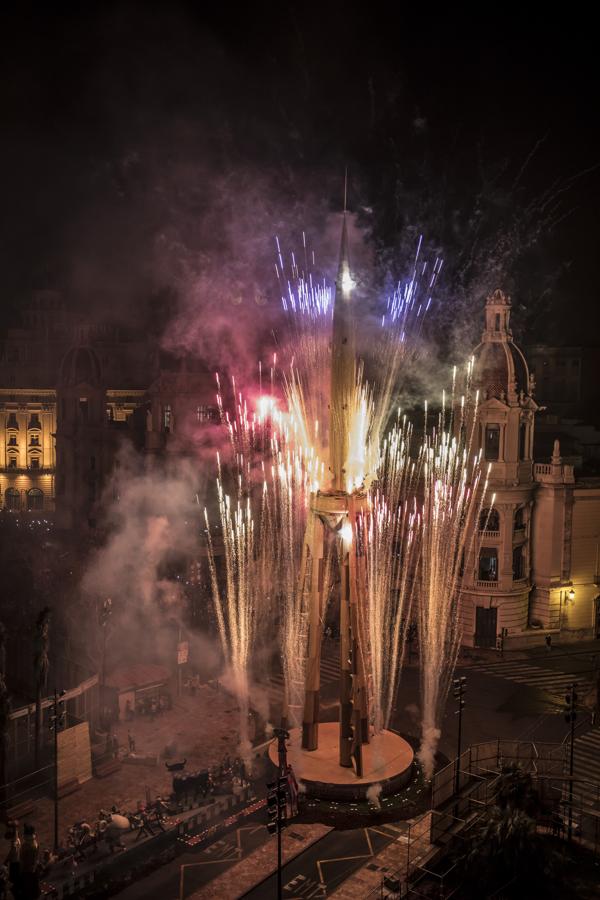 Cremà de la falla del Ayuntamiento. 