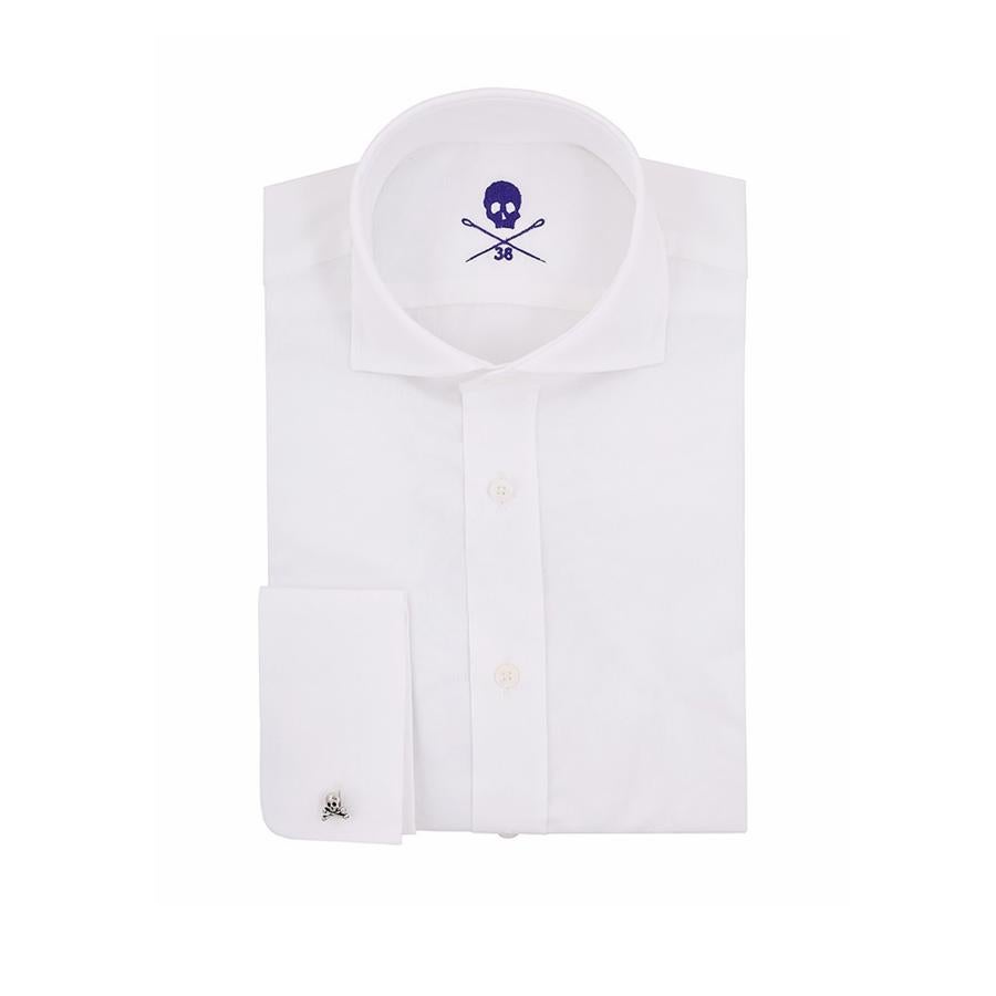 1. Camisa blanca. Versátil y fácil de combinar, la camisa blanca se convierte en el aliado perfecto temporada tras temporada. Camisa blanca de algodón 100% modelo Madrid Italian (99€)