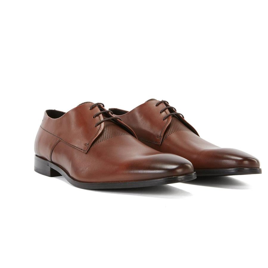 12. Complementos: el zapato. La importancia de un zapato cómodo y de calidad es fundamental a la hora de escoger el modelo que se convertirá en imprescindible en tu zapatero. Zapatos de piel con lengüeta perforada (230€)