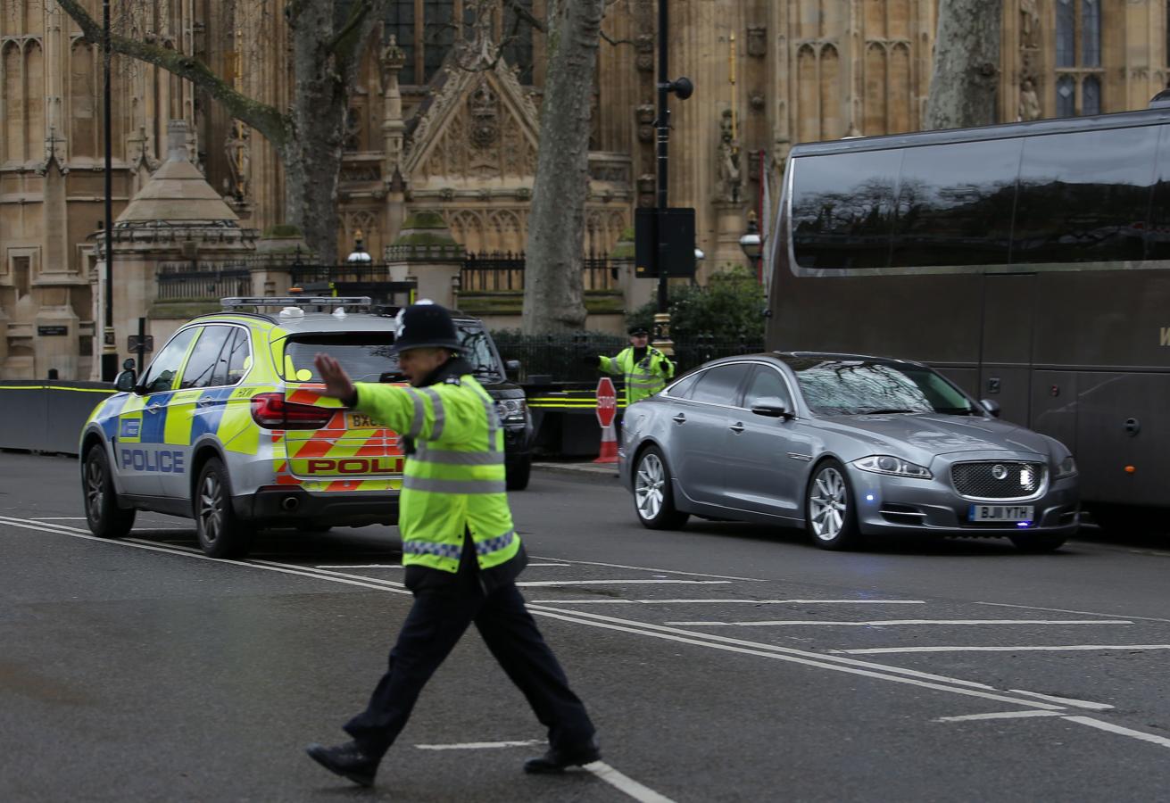 Imágenes tras el ataque en Londres en el puente de Westminster y cerca del Parlamento británico