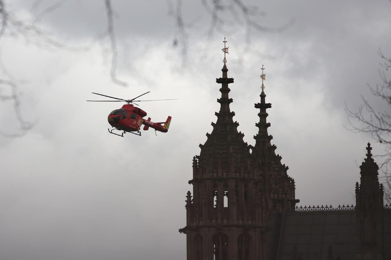 Imágenes tras el ataque en Londres en el puente de Westminster y cerca del Parlamento británico