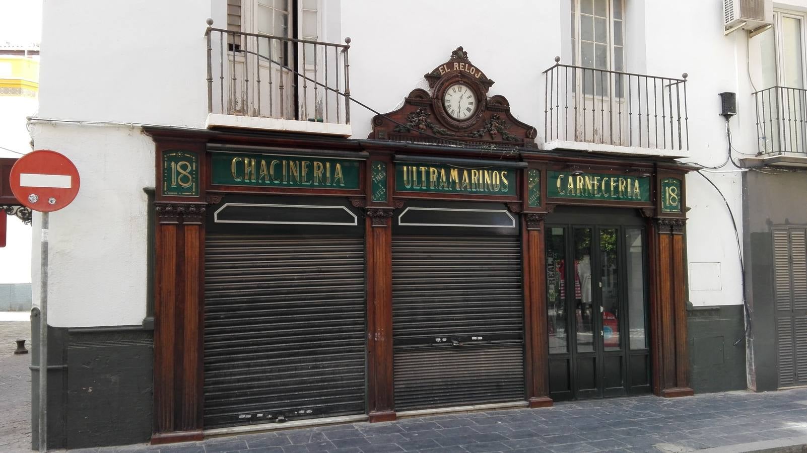 En el número 18 de la calle Arfe todavía puede contemplarse uno de los escaparates de mádera más originales de la ciudad