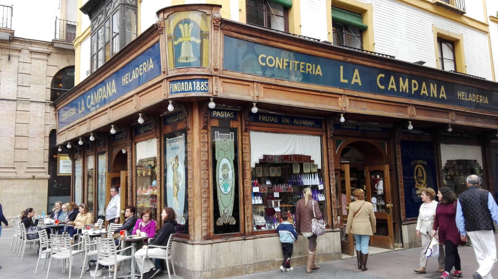 En el número 1 de la callle Sierpes, esquina con la Campana, se encuentra el escaparate de la confitería homónima