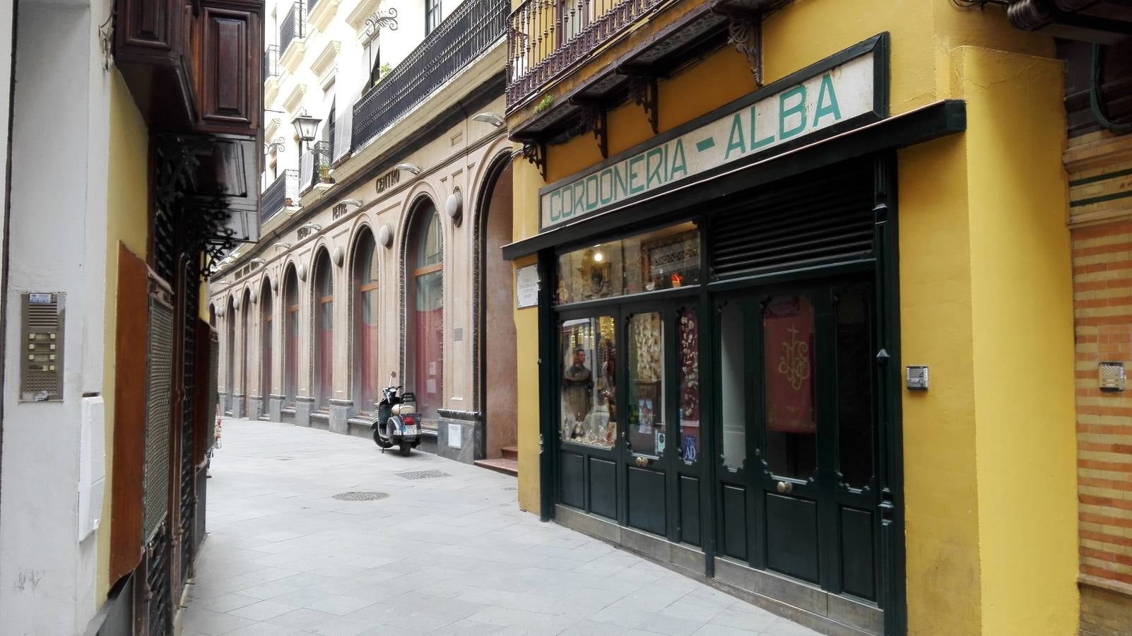 Desde 1904 todavía es posible coincidir cuando fabrican cordones junto a este escaparate del número 38 de la calle Francos