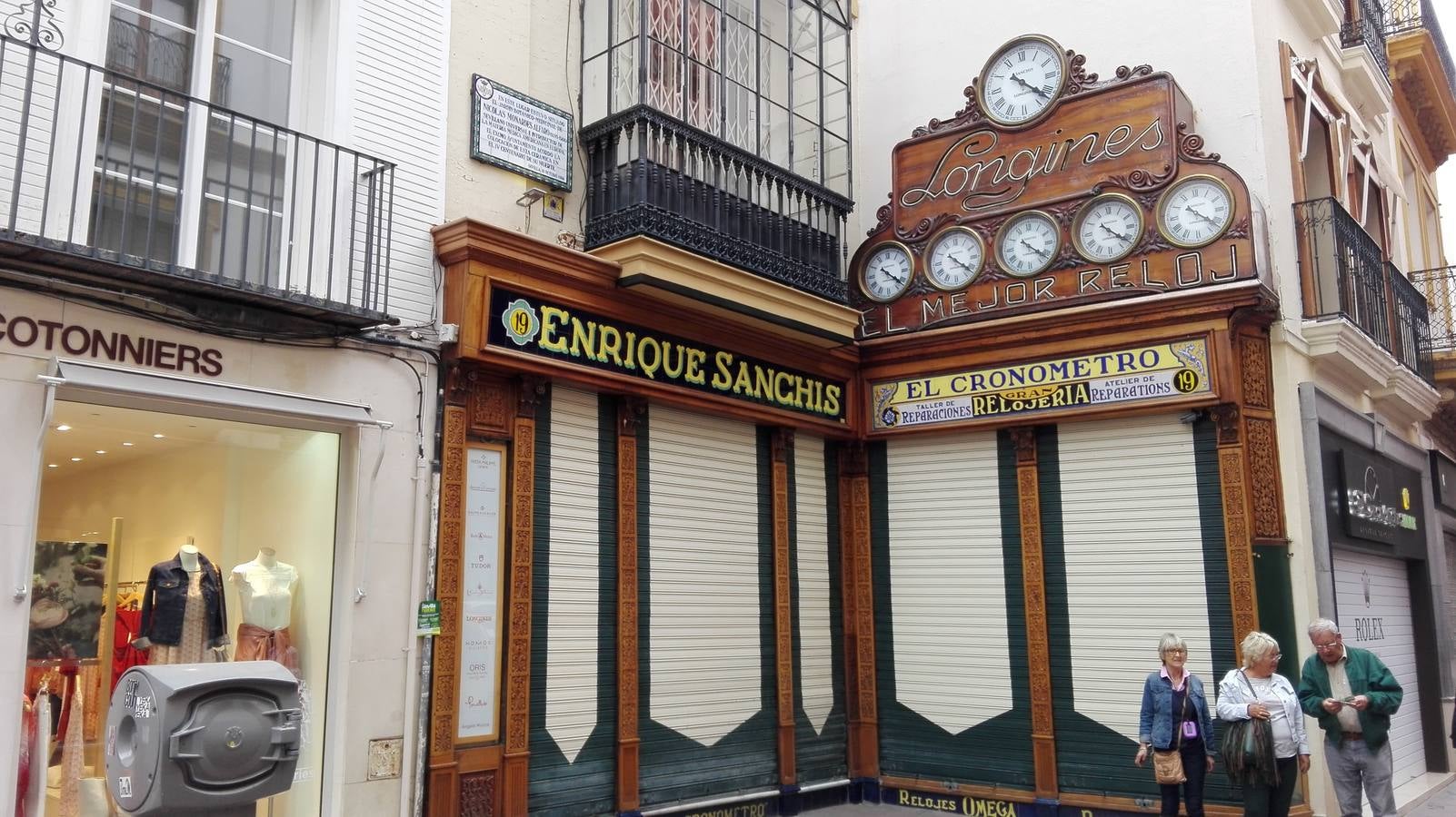 Aunque en 1901 había un reloj y ahora hay seis, la fisionomía de esta rejojería de la calle Sierpes 19 apenas ha cambiado