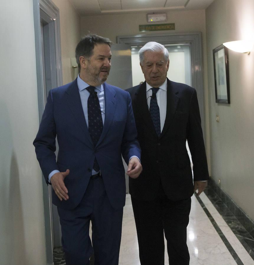 El director de ABC, Bieito Rubido, acompaña a Mario Vargas Llosa minutos antes de comenzar la entrevista. Ángel de Antonio