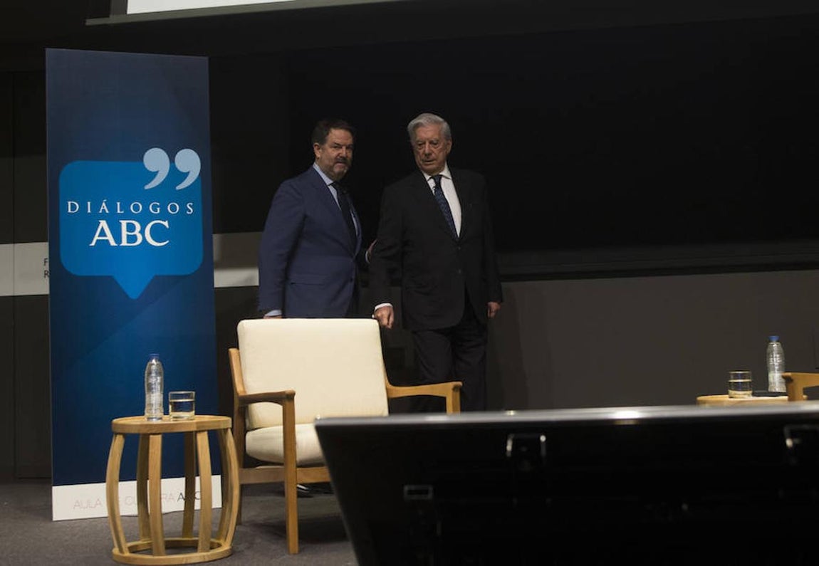 El director de ABC, Bieito Rubido, junto a Mario Vargas Llosa minutos antes de comenzar la entrevista. Ángel de Antonio